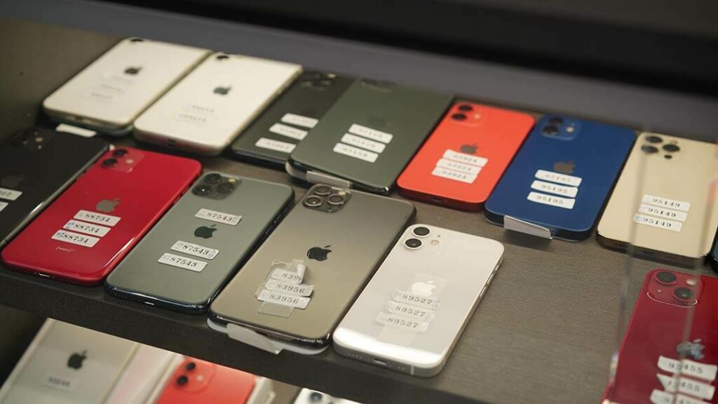 多色系 iPhone 二手機展示|青蘋果3C 現場回收實拍